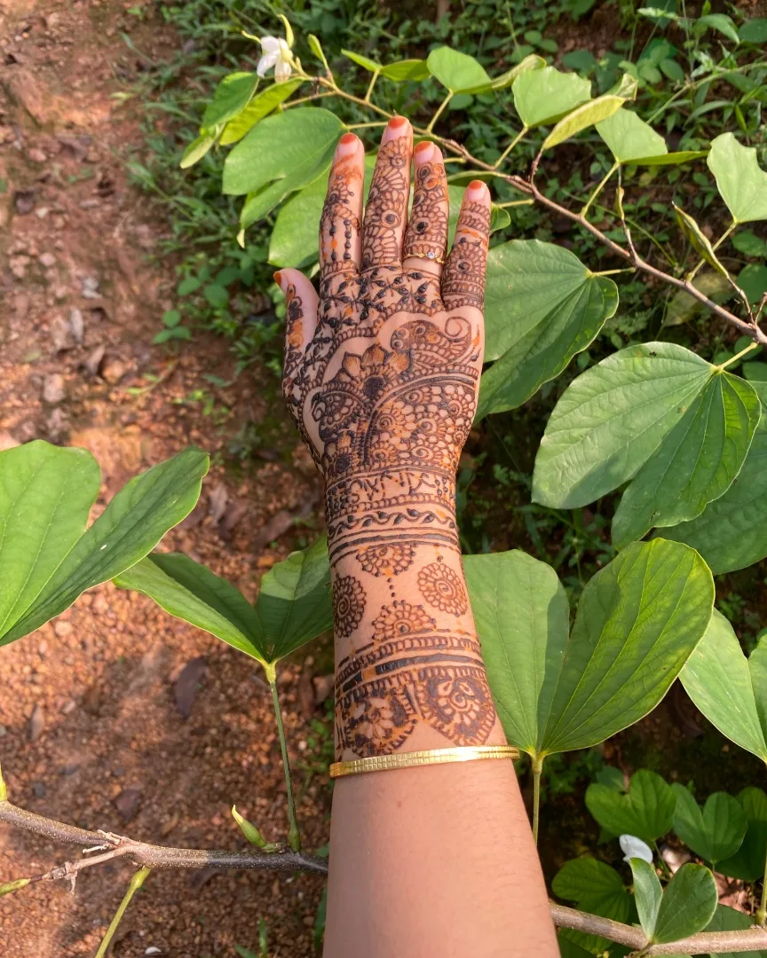 Mid length mehendi design